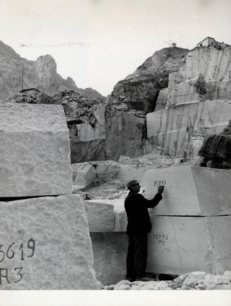 Minucciano - Cava di marmo - Marcatura dei blocchi