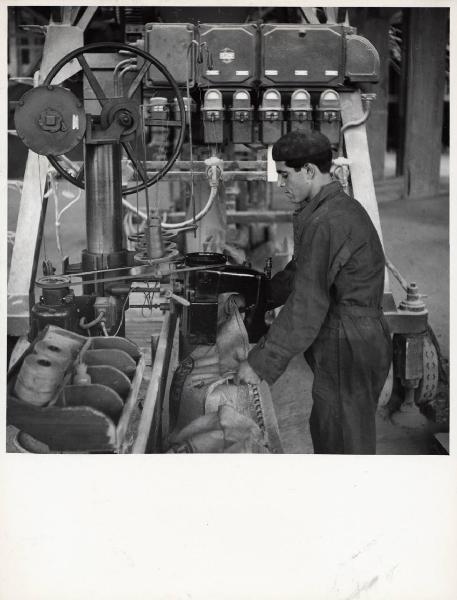 Tommaso Natale - Stabilimento superfosfato - Stazione di insaccatura e carico - Cucitrici