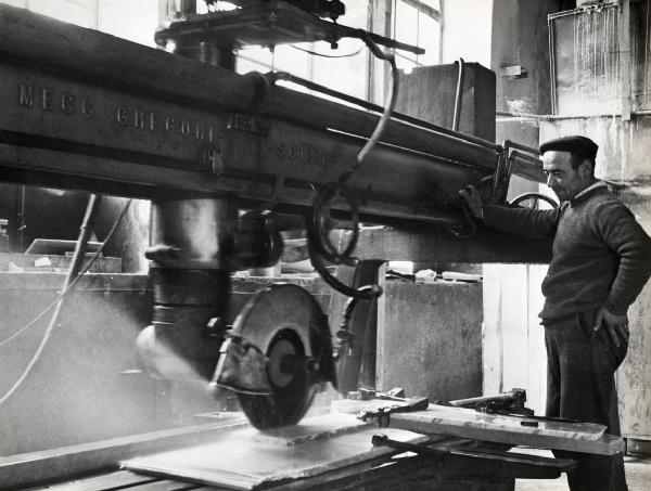 Viareggio - Laboratorio marmi - Interno - Rifilatrice