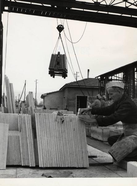 Viareggio - Laboratorio marmi - Operaio al lavoro