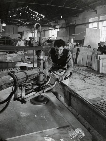 Viareggio - Laboratorio marmi - Interno - Lucidatrice