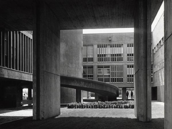 Viareggio - Laboratorio marmi - Edificio per uffici - Cortile