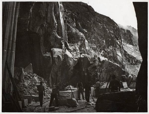 Carrara - Cava di marmo - Operai al lavoro