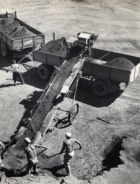 Fenice Capanne - Miniera di calcopirite - Carico del minerale sui camion