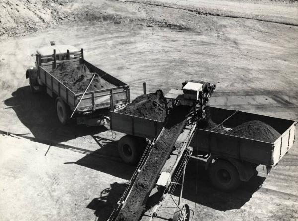 Fenice Capanne - Miniera di calcopirite - Carico del minerale sui camion