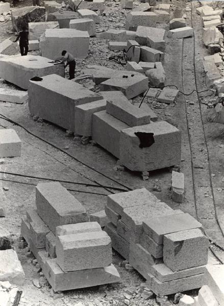 Carrara - Cava di marmo - Riquadratura dei blocchi