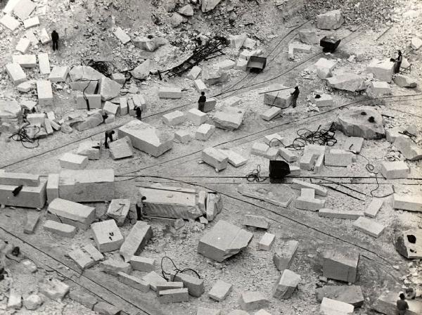 Carrara - Cava di marmo - Riquadratura dei blocchi