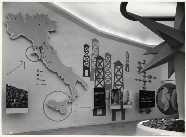 Milano - Fiera campionaria del 1952 - Padiglione Montecatini - Sala Miniere - Interno