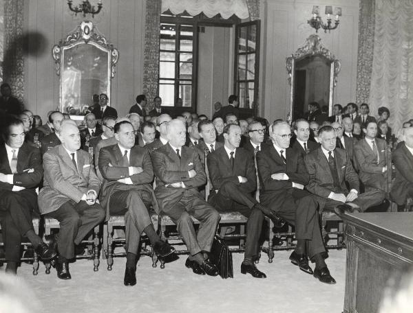 Milano - Sede Montedison - Assemblea degli azionisti - Ritratto di gruppo - Partecipanti - Gianni Agnelli, Leopoldo Pirelli e Giorgio Valerio