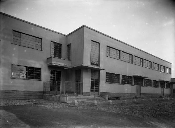 Milano - Bovisa - Stabilimento chimico - Edificio opere assistenziali - Esterno