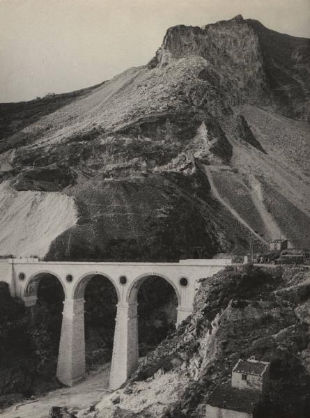 Carrara - Cava di marmo - Viadotto ferroviario