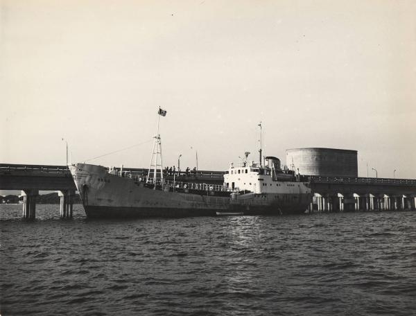 Follonica - Porto - Molo Casone - Carico delle navi