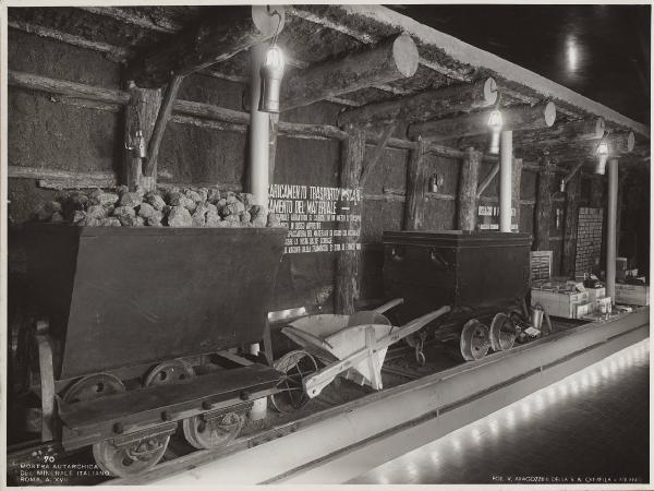 Roma - Mostra autarchica del minerale italiano del 1938 - Padiglione difesa della razza nel settore minerario - Interno