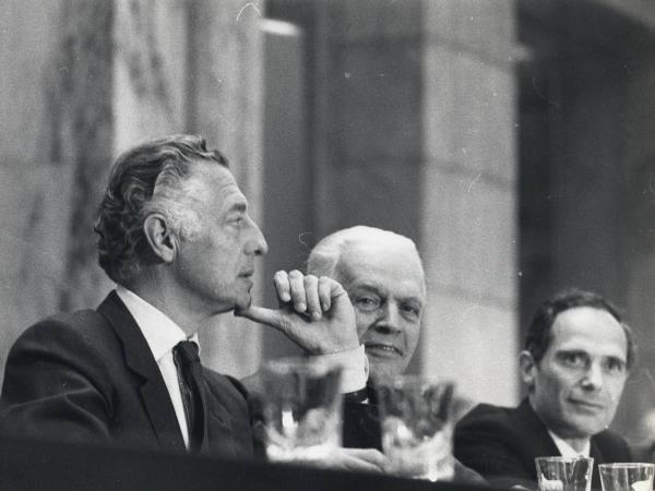 Milano - Sede Montedison - Assemblea degli azionisti - Ritratto di gruppo - Gianni Agnelli, Tullio Torchiani e Giorgio Corsi