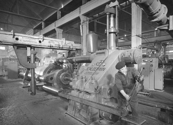 Feltre - Stabilimento metallurgico - Interno - Operai al lavoro