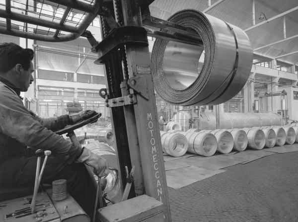 Feltre - Stabilimento metallurgico - Interno - Operaio al lavoro