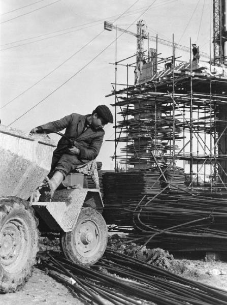 Brindisi - Centrale termica - Cantiere - Operai al lavoro