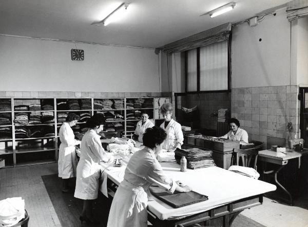 Milano - Sede Montecatini - Laboratorio guardaroba - Addette al lavoro