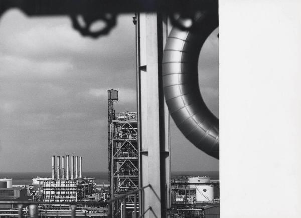 Brindisi - Stabilimento petrolchimico - Tubazioni e sfere per lo stoccaggio di gas liquidi