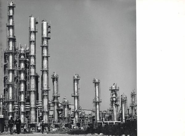 Brindisi - Stabilimento petrolchimico - Impianto per il trattamento degli olefine - Colonne