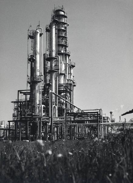 Brindisi - Stabilimento petrolchimico - Impianto per la distillazione di petrolio grezzo
