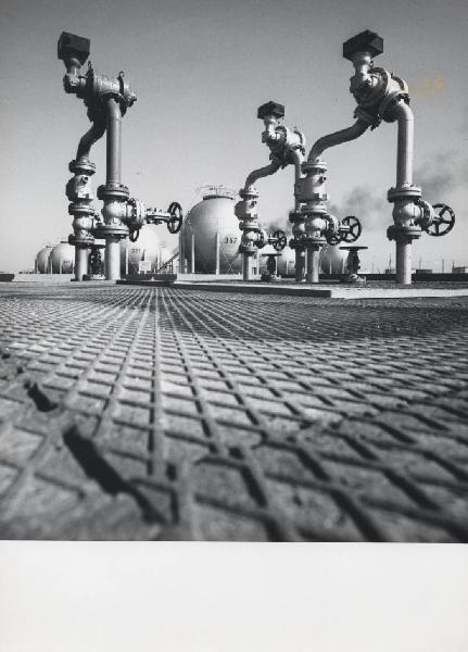 Brindisi - Stabilimento petrolchimico - Tubazioni e sfere per lo stoccaggio di gas liquidi