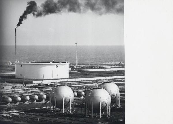 Brindisi - Stabilimento petrolchimico - Serbatoi per prodotti petroliferi