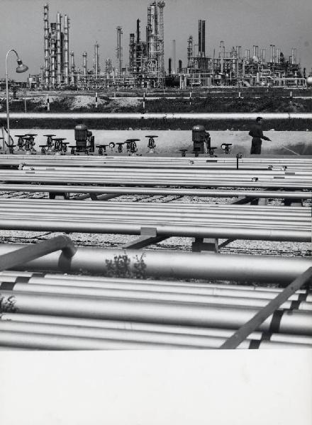 Brindisi - Stabilimento petrolchimico - Tubazioni e pompe