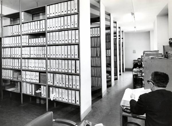 Milano - Sede Montecatini - Archivio centrale - Impiegato al lavoro