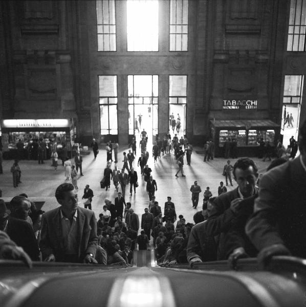 Milano - Stazione Centrale - Salone d'ingresso - Scale mobili