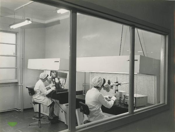 Milano - Laben Spa - Stabilimento - Interno - Tecnici di laboratorio al lavoro