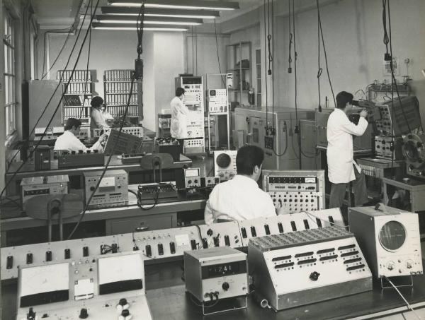 Milano - Laben Spa - Stabilimento - Interno - Apparecchi elettronici - Tecnici di laboratorio al lavoro