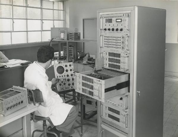 Milano - Laben Spa - Stabilimento - Interno - Stazione di commutazione PCM - Tecnico di laboratorio