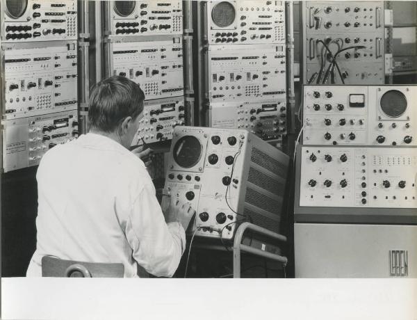 Milano - Laben Spa - Stabilimento - Interno - Analizzatori multicanali - Tecnico di laboratorio