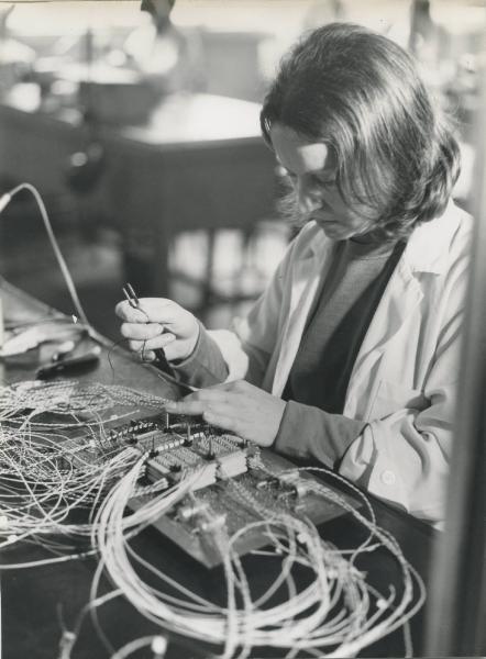 Milano - Montedel Spa - Laboratorio - Assemblaggio cavetti elettrici - Tecnico