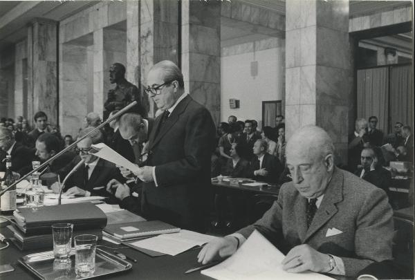 Milano - Sede Montedison - Assemblea degli azionisti del 1970 - Intervento di Giorgio Macerata affiancato da Carlo Faina e Bruno Janni