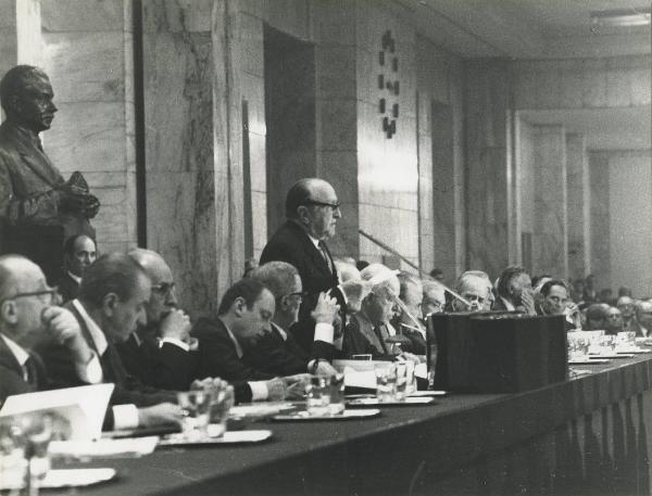 Milano - Sede Montedison - Assemblea degli azionisti del 1970 - Intervento di Cesare Merzagora a fianco di Bruno Janni, Mattioli Raffaele, Gianni Agnelli, Giorgio Corsi e Leopoldo Pirelli