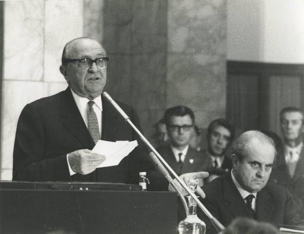 Milano - Sede Montedison - Assemblea degli azionisti del 1970 - Intervento di Cesare Merzagora al fianco di Giorgio Macerata