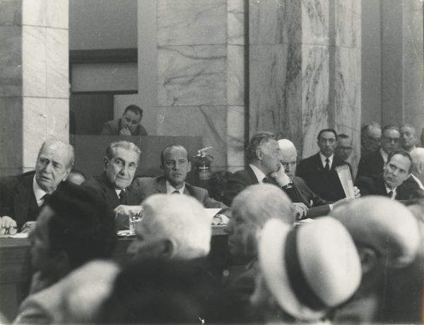 Milano - Sede Montedison - Assemblea degli azionisti del 1970 - Raffaele Mattioli, Balella, Leopoldo Pirelli, Gianni Agnelli, Tullio Torchiani e Giorgio Corsi