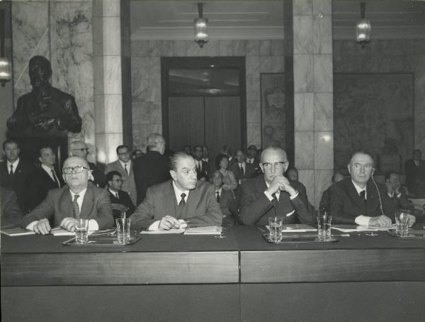 Milano - Sede Montedison - Assemblea degli azionisti del 1970 - Antonello Vittore - G. Motta - Vittorio De Biasi - B. Visentini