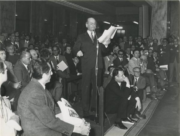 Milano - Sede Montedison - Assemblea degli azionisti del 1970 - Intervento di un azionista (?)