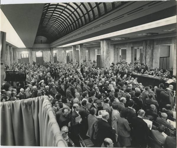 Milano - Sede Montedison - Assemblea degli azionisti del 1970 - Platea degli azionisti