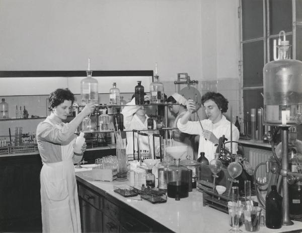 Milano - Casa di cura San Giuseppe - Laboratorio - Tecnici di laboratorio al lavoro