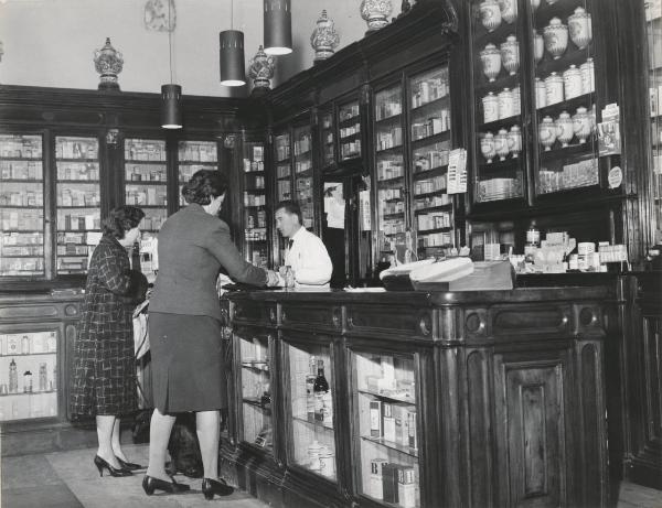 Milano - Farmacia - Interno - Clienti