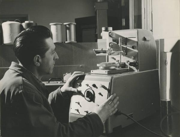 Terni - Polymer - Laboratorio serimetrico - Operaio al lavoro