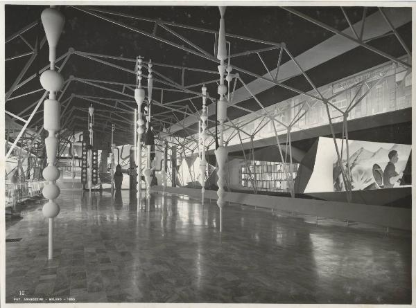 Milano - Fiera campionaria del 1950 - Padiglione Montecatini - Sala prodotti chimici diversi