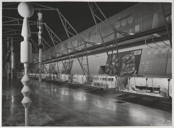 Milano - Fiera campionaria del 1950 - Padiglione Montecatini - Sala prodotti chimici diversi - Prodotti DUCO