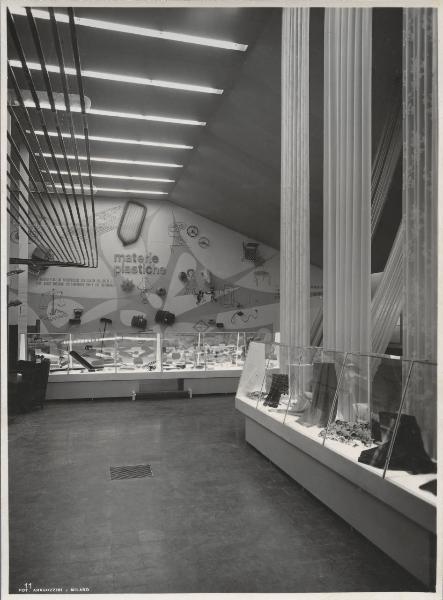 Milano - Fiera campionaria del 1950 - Padiglione Montecatini - Sala materie plastiche - Vipla