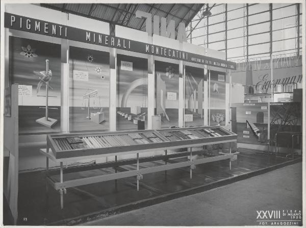 Milano - Fiera campionaria del 1950 - Posteggio esterno Montecatini - Stand pigmenti minerali