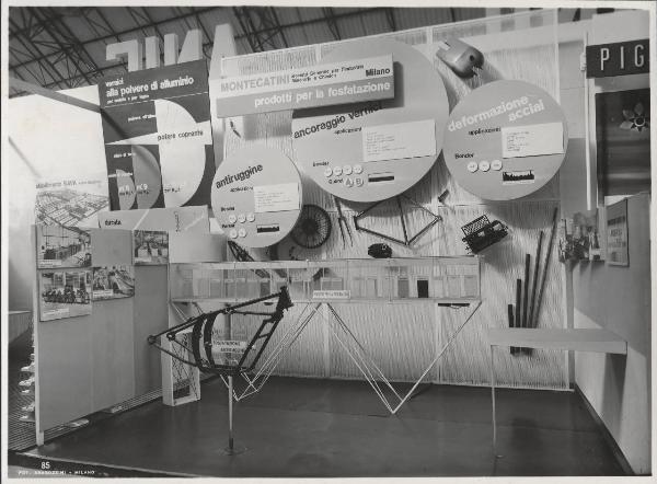 Milano - Fiera campionaria del 1950 - Posteggio esterno Montecatini - Stand prodotti per la fosfatazione